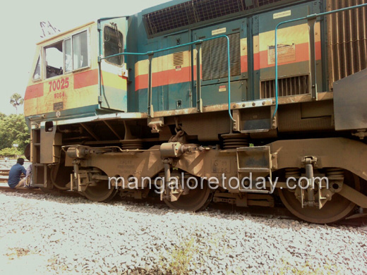 Goods train engine derails at Mangaluru Junction 2